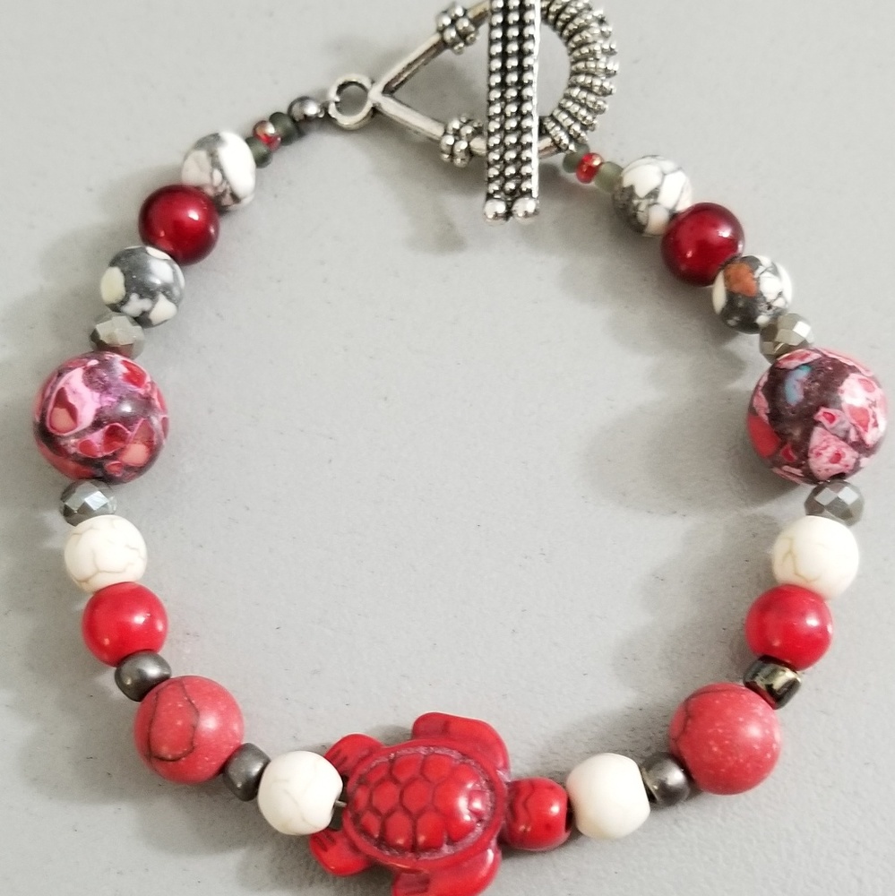 Handmade glass bead bracelet featuring sea turtle